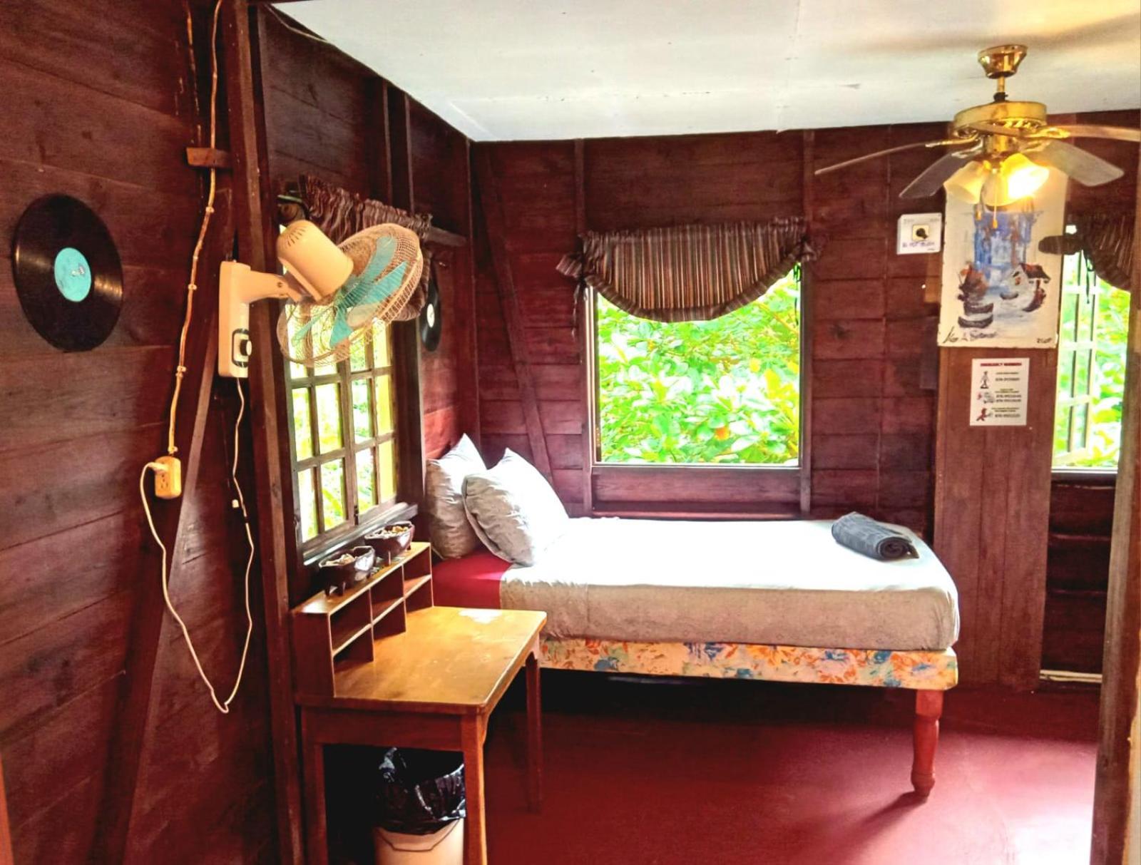 פורט אנטוניו La Familia Guest House And Natural Farm מראה חיצוני תמונה