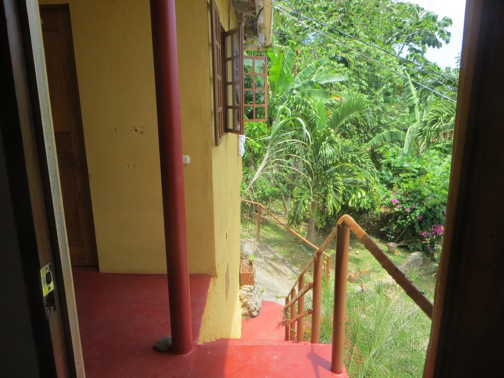 פורט אנטוניו La Familia Guest House And Natural Farm מראה חיצוני תמונה