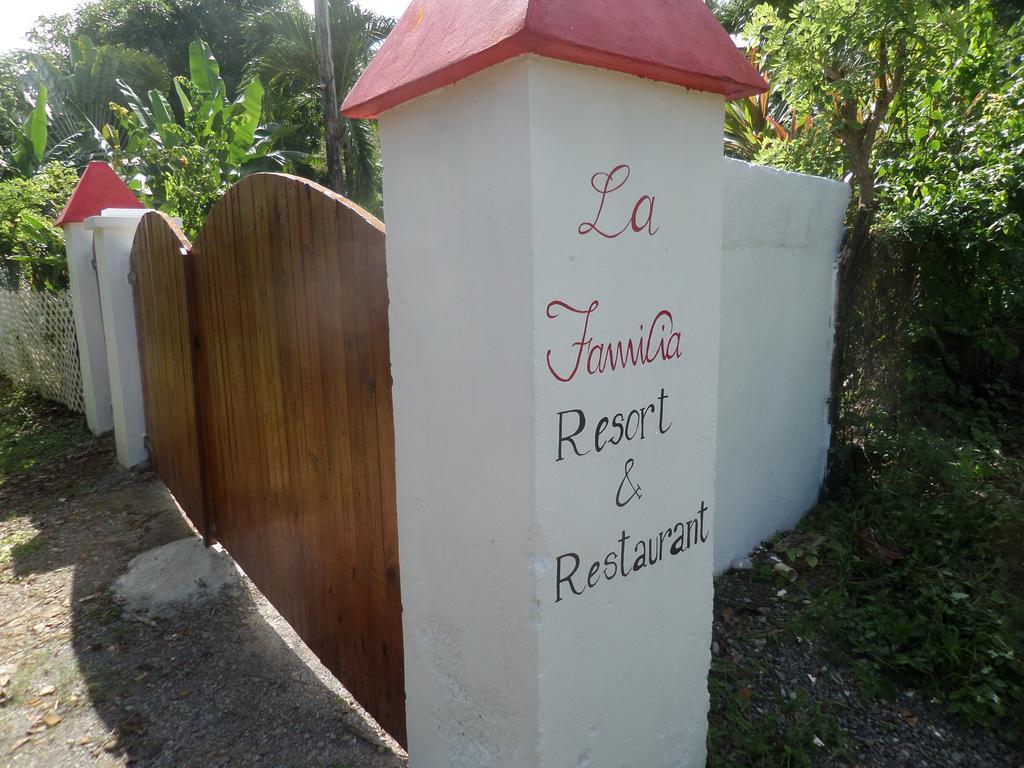 פורט אנטוניו La Familia Guest House And Natural Farm מראה חיצוני תמונה